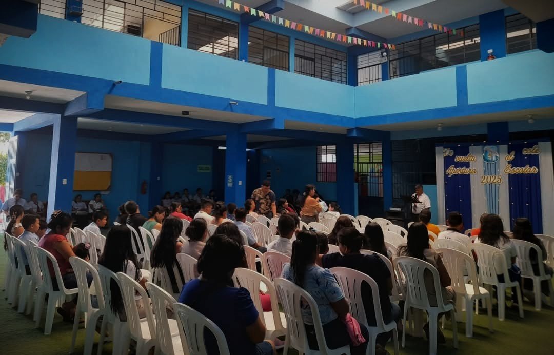 Comunidad educativa de la I.E.P. Maranatha en Paita